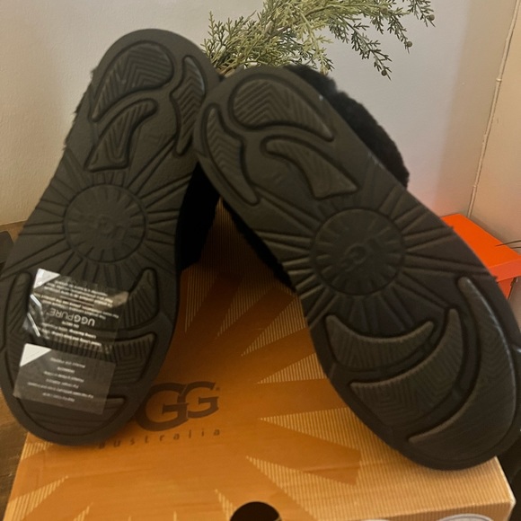 UGG Women’s Patten Boots - Picture 5 of 8